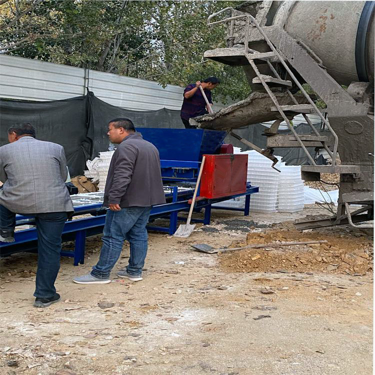 罐車上料，滿足護(hù)坡磚等其他水泥預(yù)制構(gòu)件流水線作業(yè)設(shè)備